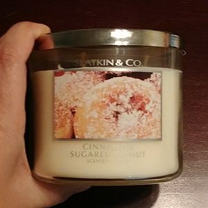 Slatkin & co cinnamon sugared donut candle